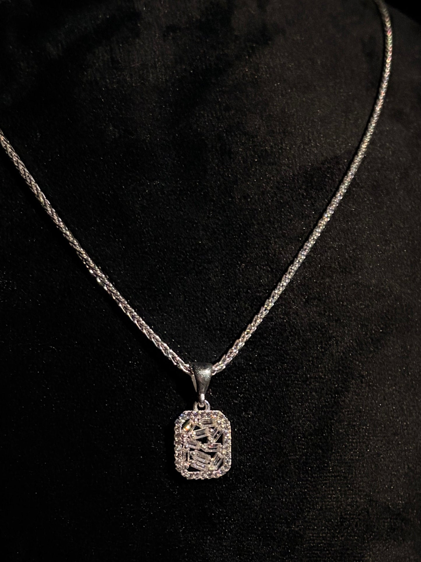 Elira 925 Sterling Silberanhänger mit Zirkonia – Rechteckdesign mit Baguette-Schliff